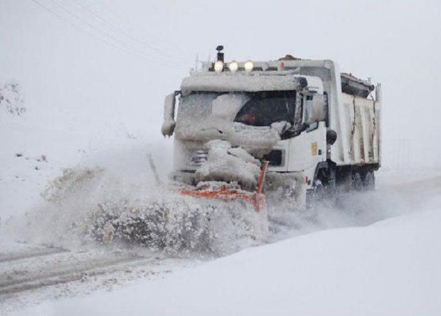 بارش برف راه ارتباطی 55 روستای شیروان را بست