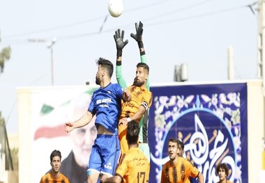 سرپرست گل گهر کارت قرمز داور را پرت کرد!
