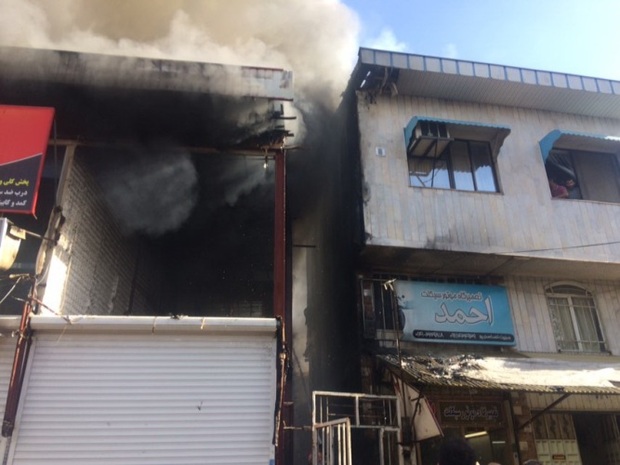 سه باب مغازه و بخشی از سقف یک خانه در لاهیجان طعمه حریق شد