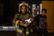 نجات یک نوزاد از شعله های آتش برج در تهران + عکس