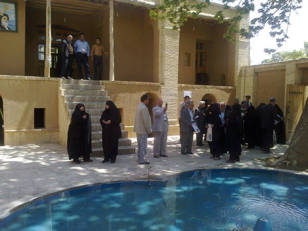 بازنشستگان تامین اجتماعی مشهد مقدس از بیت تاریخی امام خمینی(س) در خمین بازدید کردند
