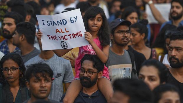 خشم و اعتراض گسترده در هند به دلیل تجاوز و قتل دختربچه 8 ساله+ تصاویر