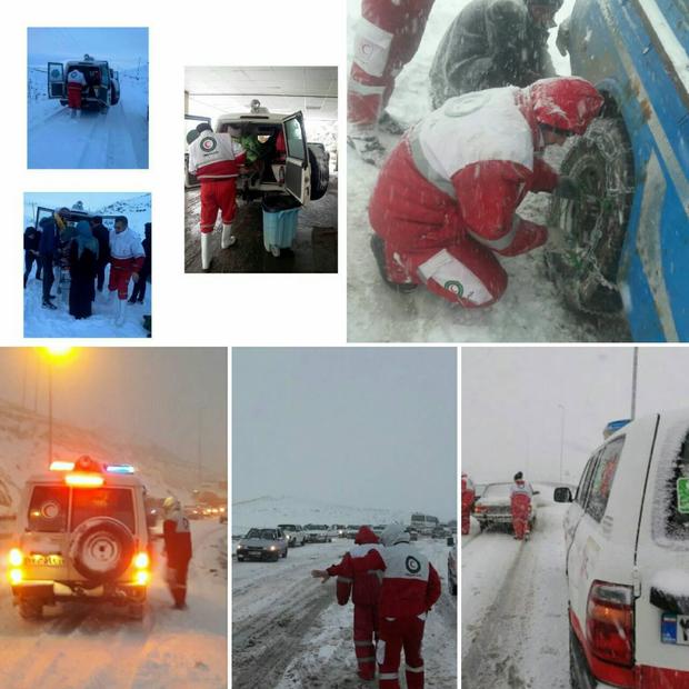نجات بیش از 340 مسافر گرفتار در برف و کولاک در محورهای مواصلاتی سلماس