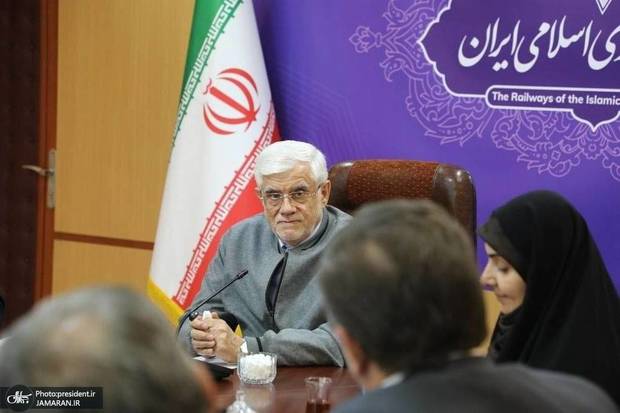 عارف: یا در میز مذاکره حقمان را خواهند داد یا در میدان آن را به‌دست می‌آوریم/ انبارهای کشور مملو از کالا است