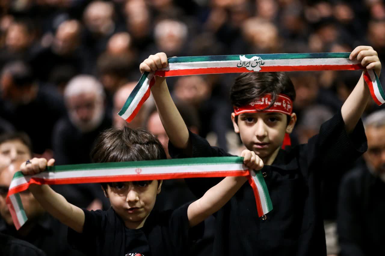 ایران! فدای اشک و خنده تو/ نوحه خوانی حسین طاهری در جوار قتلگاه رهبر شهید 