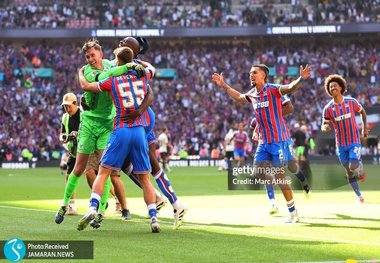 ویدیو| لحظه بالا بردن سوپرکاپ توسط بازیکنان کریستال پالاس