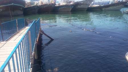 آلودگی آبراه دریایی بندرگناوه به مواد نفتی