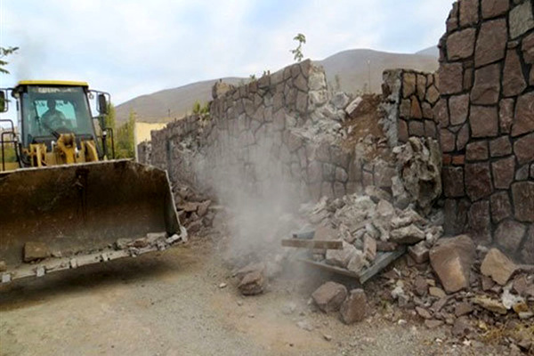 تخریب یک بنای غیر مجاز در تاکستان