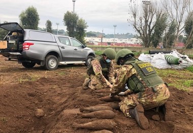 اتفاق عجیب در محل تمرین رم/ کشف بمب‌های متعلق به جنگ جهانی دوم+ عکس
