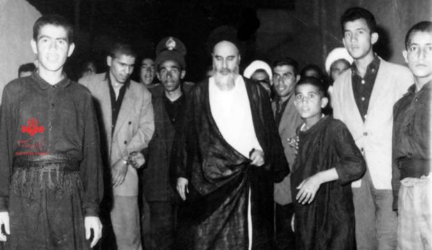 تصویری دیده نشده از حضور امام خمینی در یک دسته عزاداری حسینی در قم 