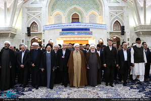 ادای احترام میهمانان شرکت کننده در کنفرانس وحدت اسلامی به مقام شامخ حضرت امام خمینی(س)