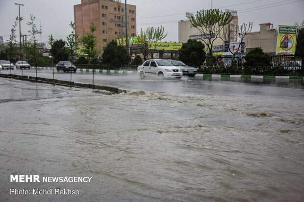 آب گرفتگی خانه ها در پرند  بوستان مشاهیر در احاطه سیلاب
