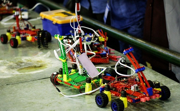 رقابت دانش آموزان خراسانی در مسابقات روباتیک