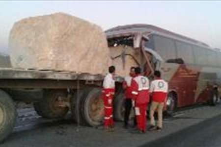 تصادف زنجیره ای 30 دستگاه خودرو در همدان  برخورد اتوبوس با کامیون 2 کشته داد