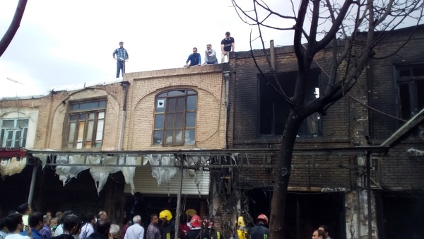 علت اصلی آتش‌سوزی بازار سنتی تبریز مشخص شد  سوختن ۸۰ درصد از سرای&quot;ایکی قاپیلی&quot;   مصدومیت ۱۹ آتش‌نشان +تصاویر