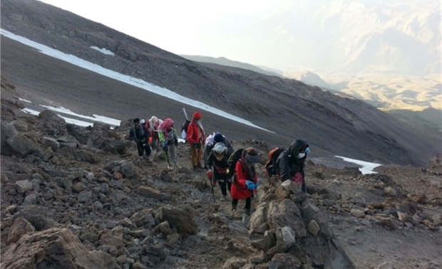 بانوان میانسال فسایی به قله دماوند صعود کردند