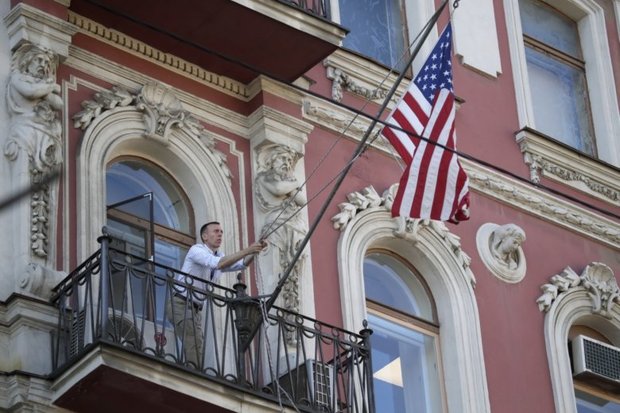 دیپلمات‌ های روس سفارت روسیه در واشنگتن را ترک کردند+ تصاویر