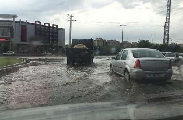 بارش باران موجب آبگرفتگی خیابان ها و معابر قزوین شد