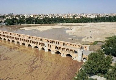 آب زاینده رود به پلهای تاریخی اصفهان رسید