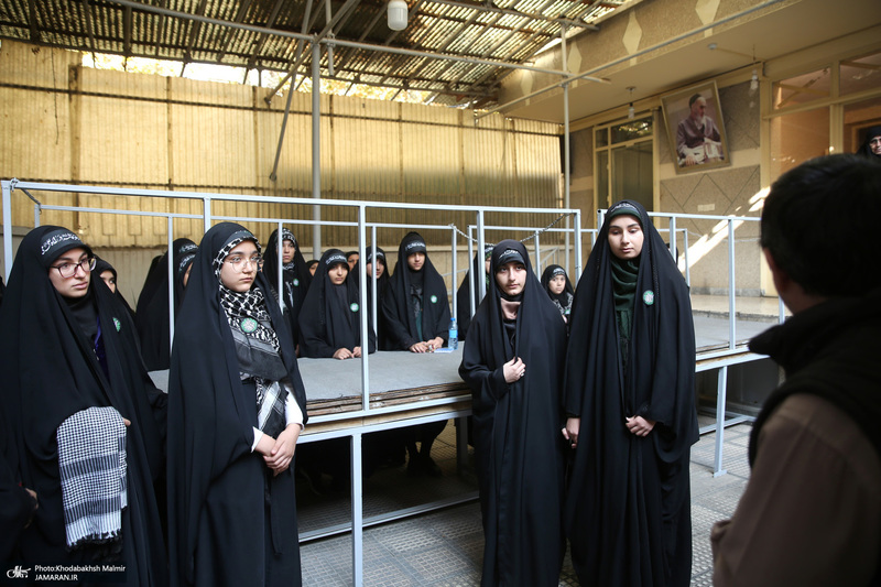 بازدید جمعی از دانش آموزان مدرسه انقلاب کرج از بیت امام خمینی در جماران