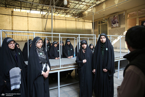 بازدید جمعی از دانش آموزان مدرسه انقلاب کرج از بیت امام خمینی در جماران