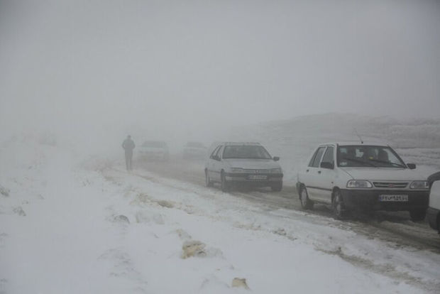 بارش برف راه ارتباطی ۴۰۰ روستای دلفان را مسدود کرد