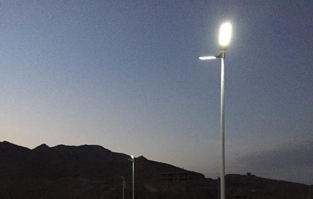 اهدای چهار پرژکتور خورشیدی تامین برق به مناطق زلزله زده سرپل ذهاب