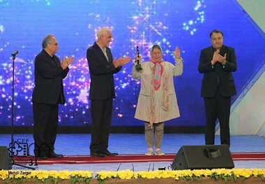 جایزه ثریا قاسمی به دستش رسید+عکس
