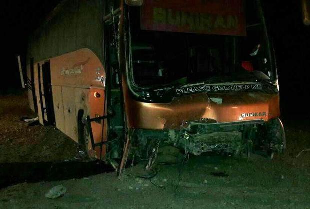 خروج اتوبوس از جاده در شمال فارس 2 کشته و 12 مصدوم در پی داشت
