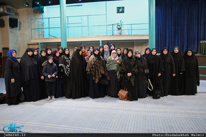 بازدید جمعی از شیعیان کشور هلند و آلمان از بیت امام خمینی در جماران