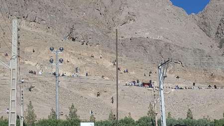 سقوط 3 نفر از کوه در کرمان  مرگ یک دختر بچه