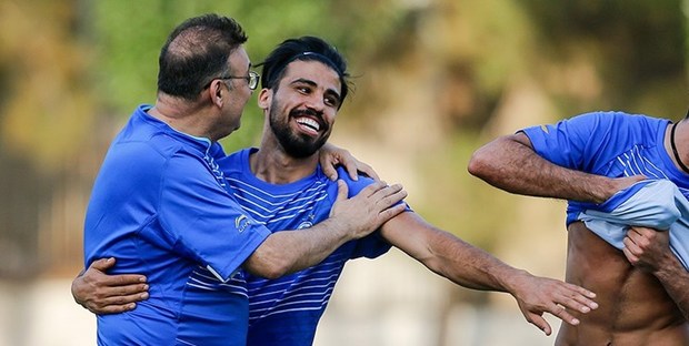عذر‌خواهی هافبک استقلال از داور بازی دوستانه با پیکان
