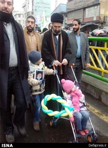 نوه های رهبر انقلاب در راهپیمایی+ عکس