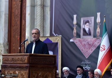 پزشکیان در حرم امام: اگر به گفتار امام عمل کنیم، هیچ قدرتی نمی‌تواند به ما زور بگوید/ دشمنان می‌خواهند با قومیت‌‌گرایی در داخل کشور دعوا بیندازند/ آمریکا به ما می‌گوید حق ندارید اورانیوم غنی‌سازی کنید، اما هیچ انسان آزاده‌ای زیر بار ناحق نخواهد رفت