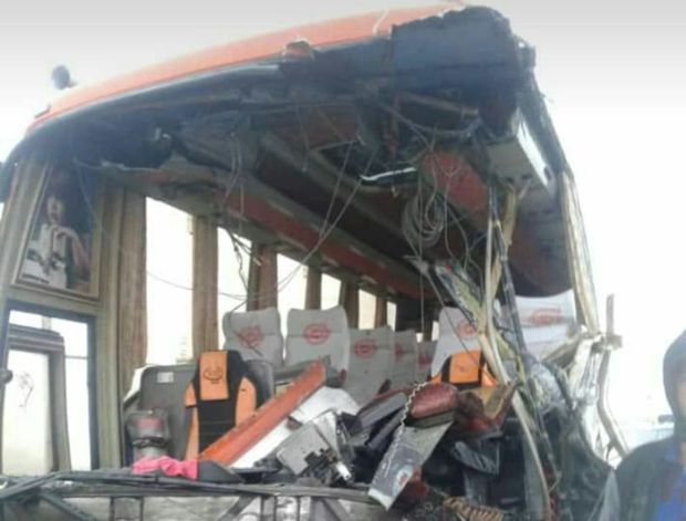 تصادف اتوبوس و تریلی در فارس یک کشته داشت