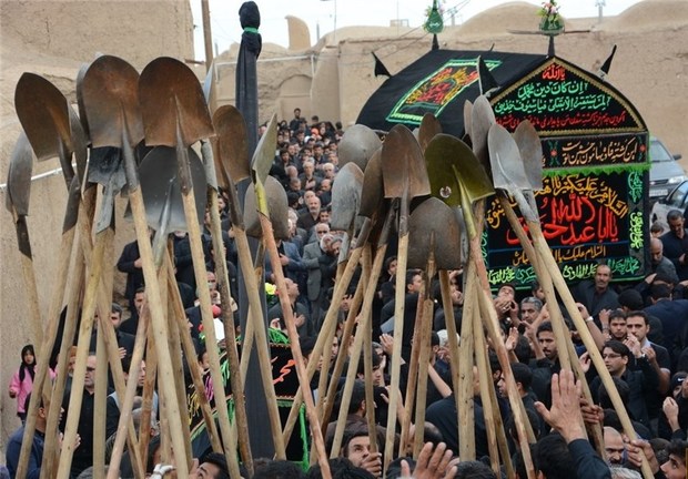 مراسم« بیل زنی» روز عاشورا در خوسف آیینی خاص در عزای امام حسین(ع)