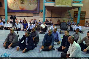 بازدید جمعی از کار کنان حرم امام(س) از حسینیه جماران