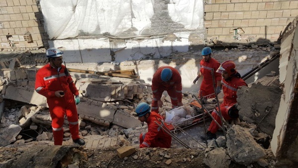 مجروح شدن 2 کارگر بر اثر ریزش آوار ساختمان در مشهد