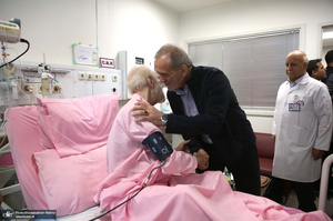 عیادت رئیس جمهوری از سید محمد خاتمی