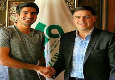 مهاجم ذوب آهن قراردادش را تمدید کرد+ عکس
