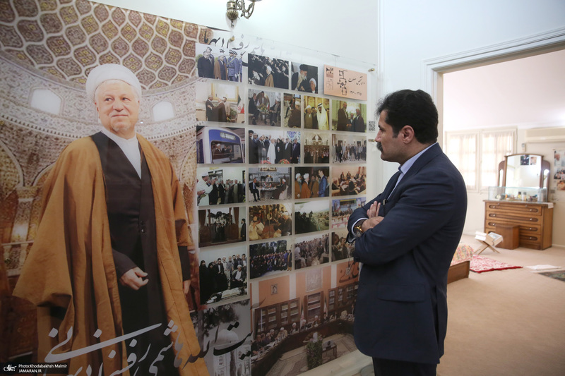 بازدید عبدالکریم حسین‌زاده، معاون امور توسعه روستایی و مناطق محروم کشور  از بیت امام خمینی (س) در جماران