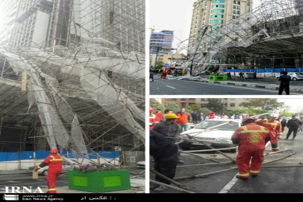 سقوط داربست فلزی در خیابان سعادت آباد تهران به 3 خودرو خسارت زد