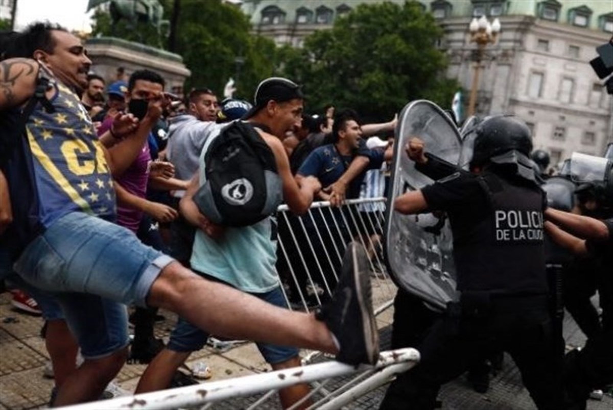 درگیری در مراسم تشییع پیکر مارادونا+ تصاویر