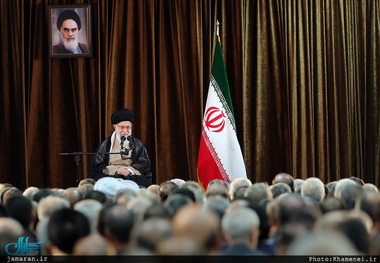 رهبر معظم انقلاب: مذاکره با امریکا هیچ فایده ای ندارد/ مذاکرات با اروپایی‌ها قطع نشود اما نباید معطل بسته اروپایی ماند/ سخنان رئیس جمهور مبنی بر اینکه «اگر نفت ایران صادر نشود، نفت هیچ کشوری در منطقه صادر نخواهد شد» سیاست نظام است