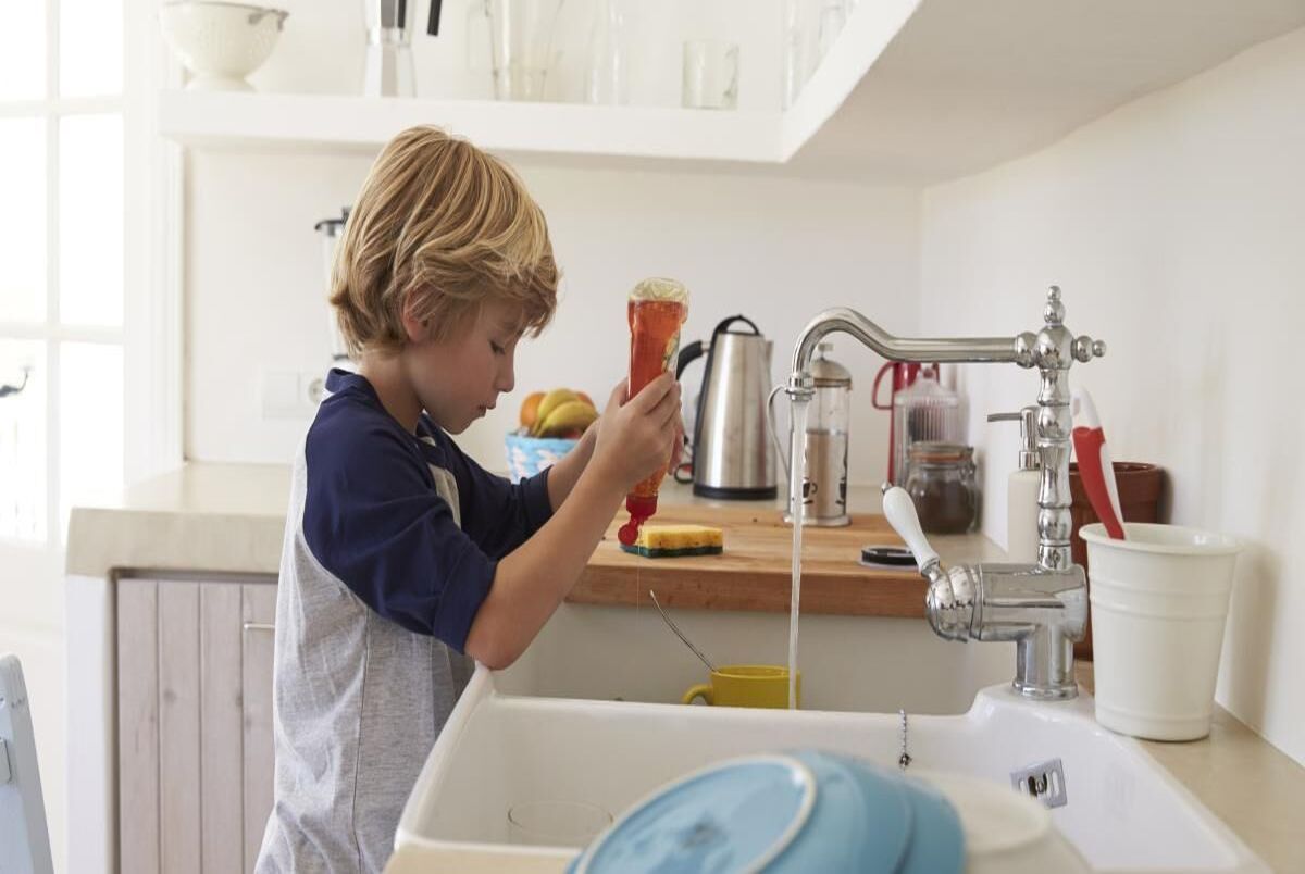 راهکارهایی برای تشویق کودکان به شرکت در کارهای خانه