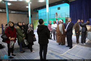 بازدید جمعی از دانشجویان زبان فارسی کشورهای خارجی از بیت امام در جماران 
