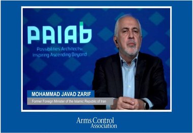 ظریف: اگر ایران می‌خواست بمب {اتم} بسازد، تا کنون ساخته بود/ توهّم این روزها مبنی بر اینکه بازگرداندن قطعنامه‌ها، موضع چانه‌زنی بهتری می‌دهد، جز حماقت نیست/ مردم و رهبران ایران، برنامه هسته‌ای را از دریچه عزت می‌بینند 