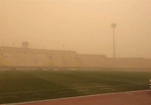 گرد و غبار شدید دیدار استقلال خوزستان  و ذوب آهن در اهواز را لغوکرد