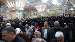 اقامه نمازسید حسن خمینی  بر پیکر شهید حیدری در حرم مطهر امام خمینی (س)