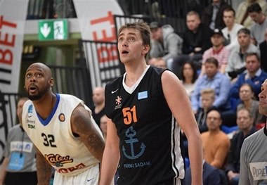 بسکتبالیست مشهور استونی خانه‌اش را بر اثر برخورد با صاعقه از دست داد + عکس
